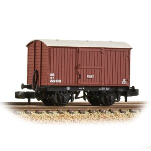 Graham Farish LNER 12T Fruit Van Planked Ends LNER Bauxite