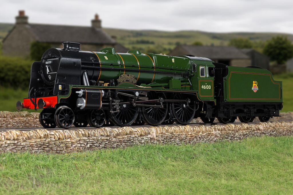 Hornby R30500 Class 7P 4-6-0 BR Green Early Emblem 46100 'Royal Scot' (One:One Collection) Steam Locomotive - Image 6